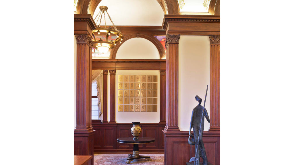A statue in a room.