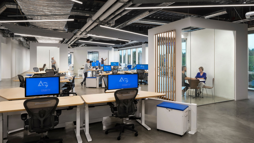 A room with computers and people.