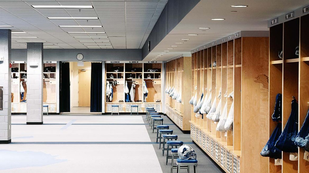 A room with chairs and tables.