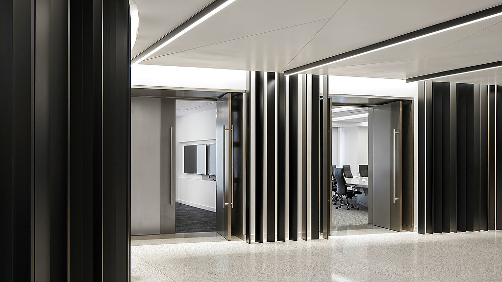 A room with a desk and chairs.