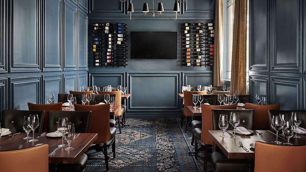 A room with tables and chairs.