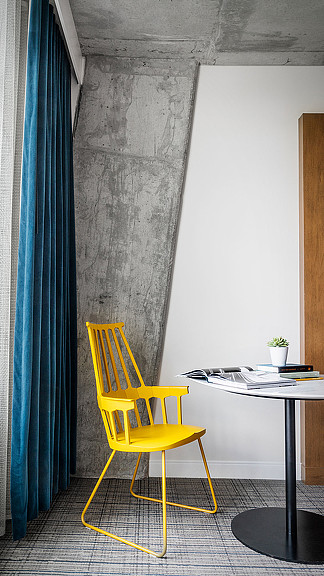 A yellow chair in a room.