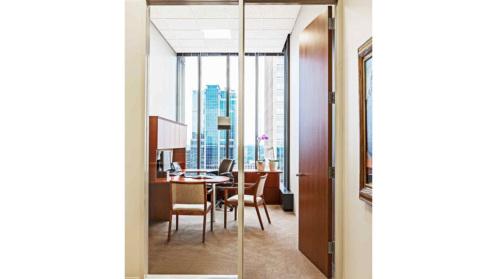 A room with a desk and chairs.