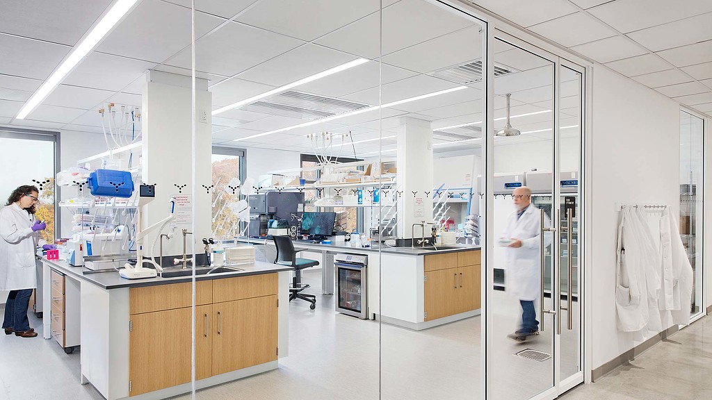 A couple of people in a laboratory.