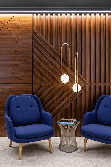 A vase and chairs in a room.