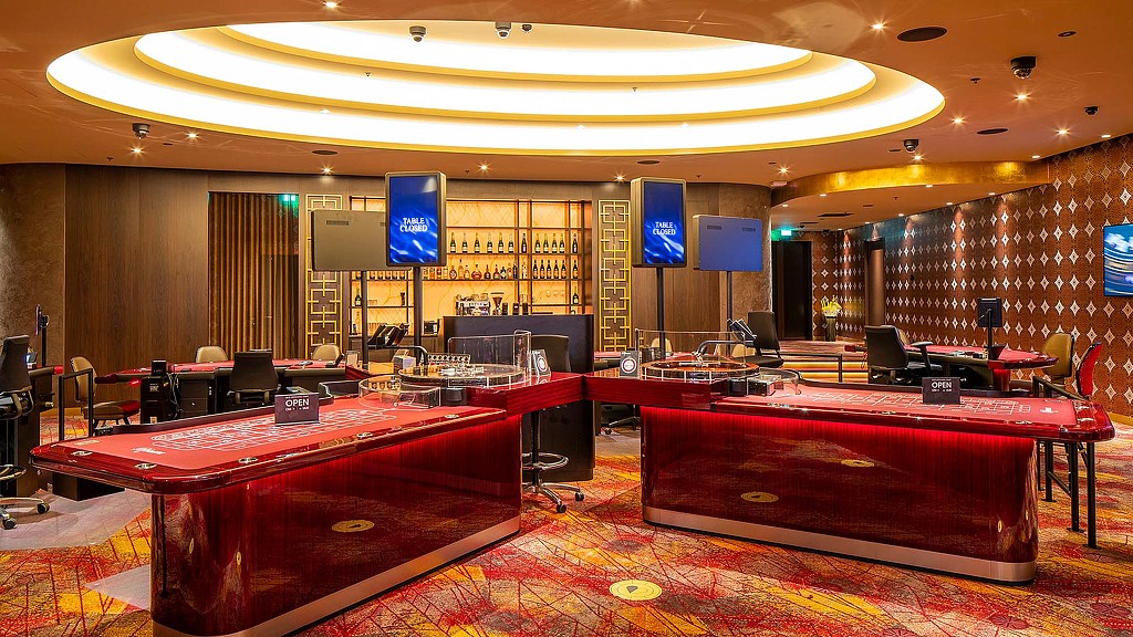 A room with a few tables and chairs.