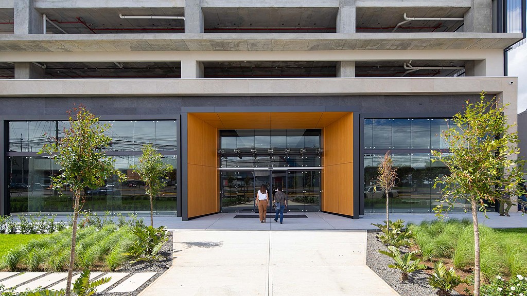 Torre Universal office and retail center entrance