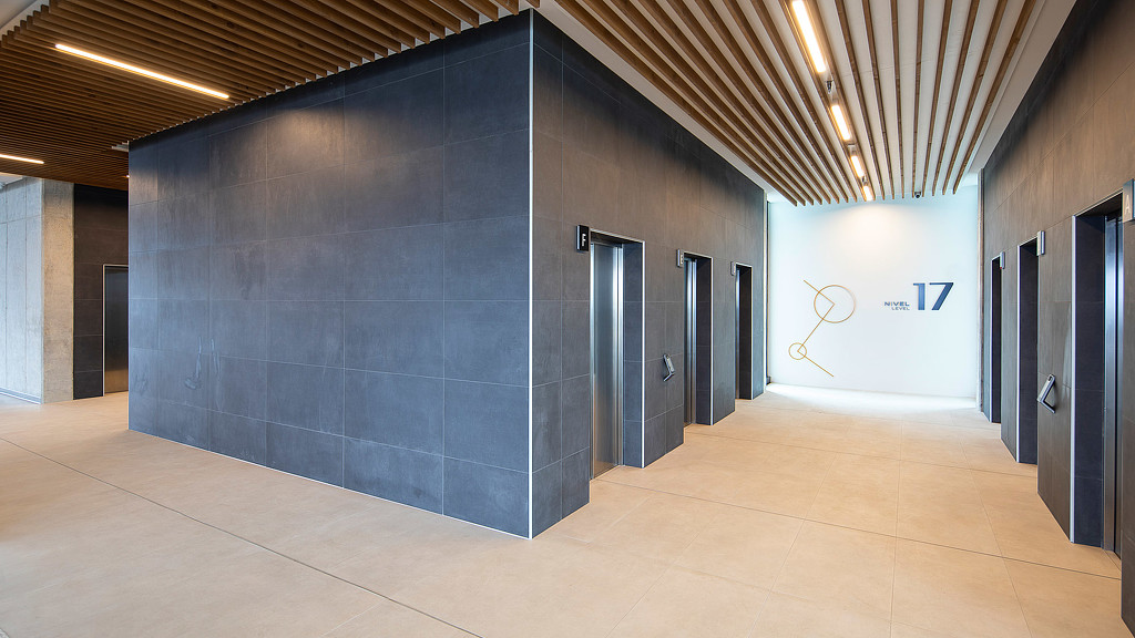 Torre Universal office level 17 elevator bank