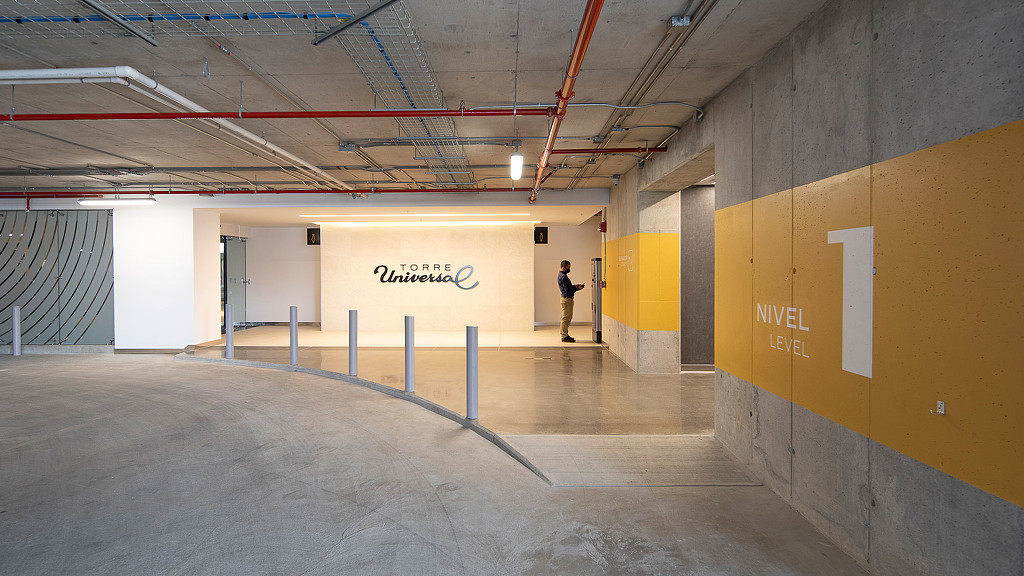 Torre Universal office level 1 garage
