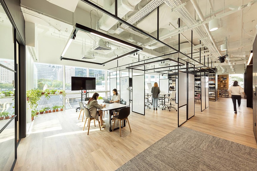 Gensler Singapore office open collaboration space with biophilia