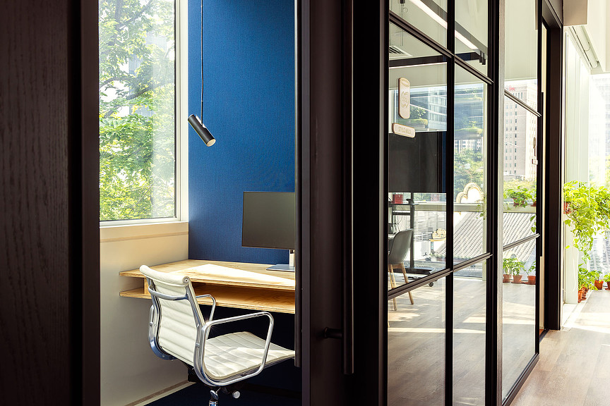 Gensler Singapore office private workspace