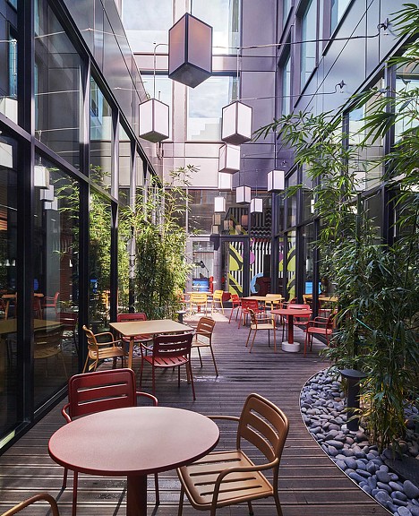 citizenM NoMa outdoor courtyard seating.