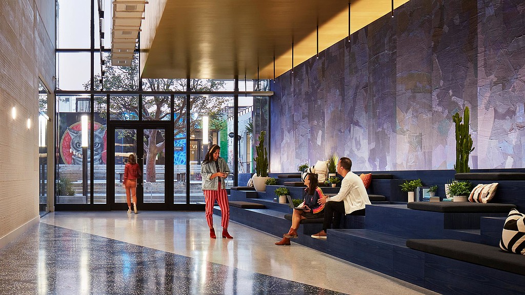 545wyn lobby step seating.