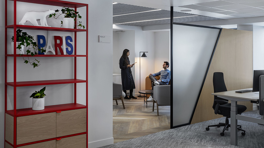 Equinix Paris meeting room.