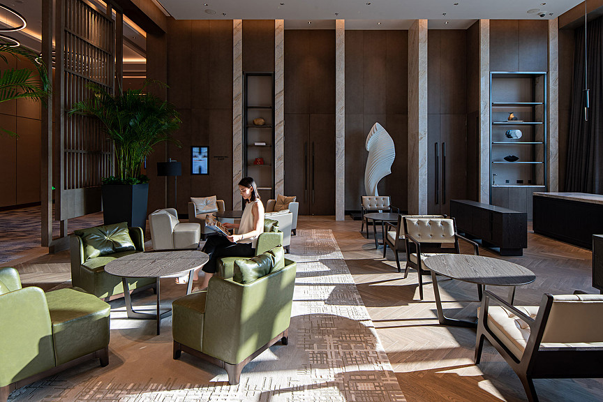 Woman sitting in Wenzhou Marriott Hotel lounge