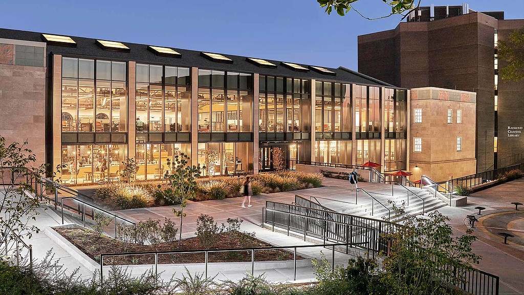 The glass facade and ramp outside at Kentucky University Commons Helm Library