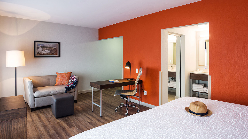 Hampton Inn Alajuela bedroom with desk and sofa