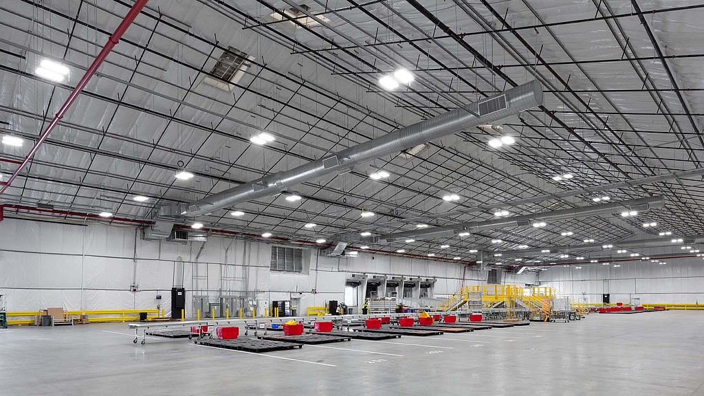A warehouse with a large ceiling.