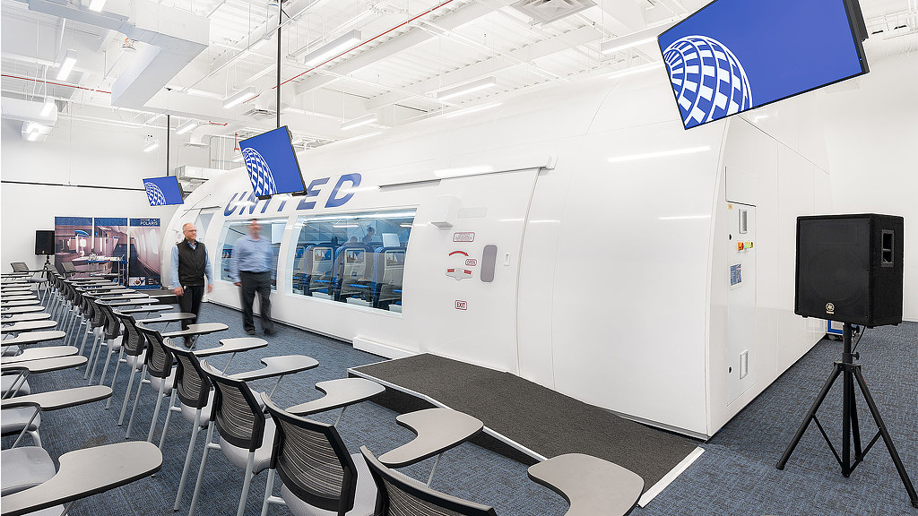A room with chairs and tables.