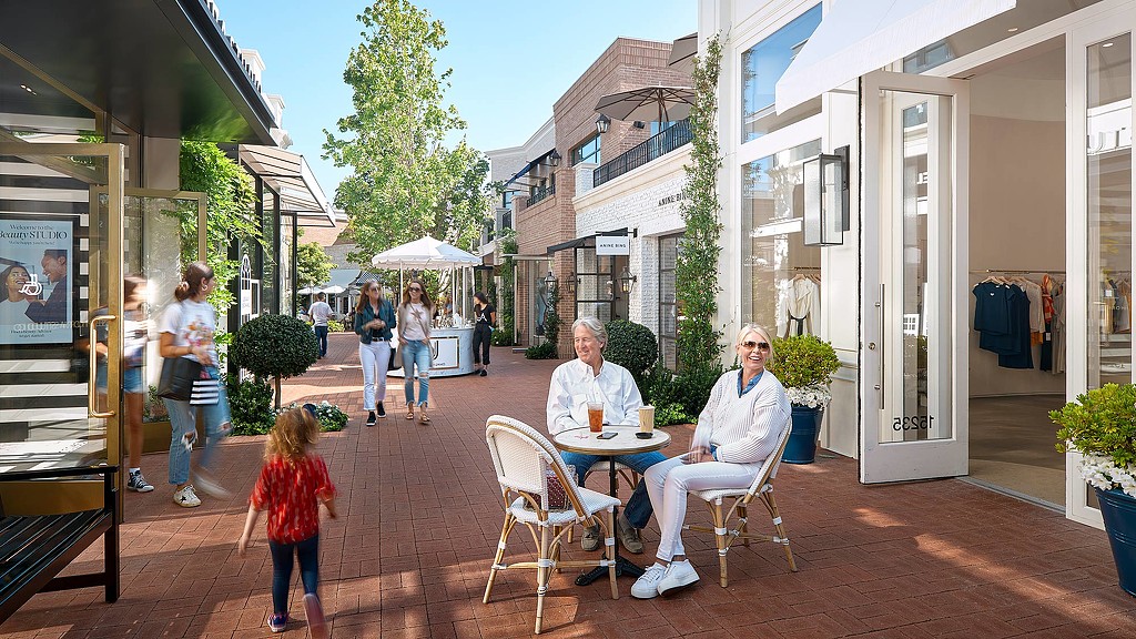 Palisades Village retail fronts
