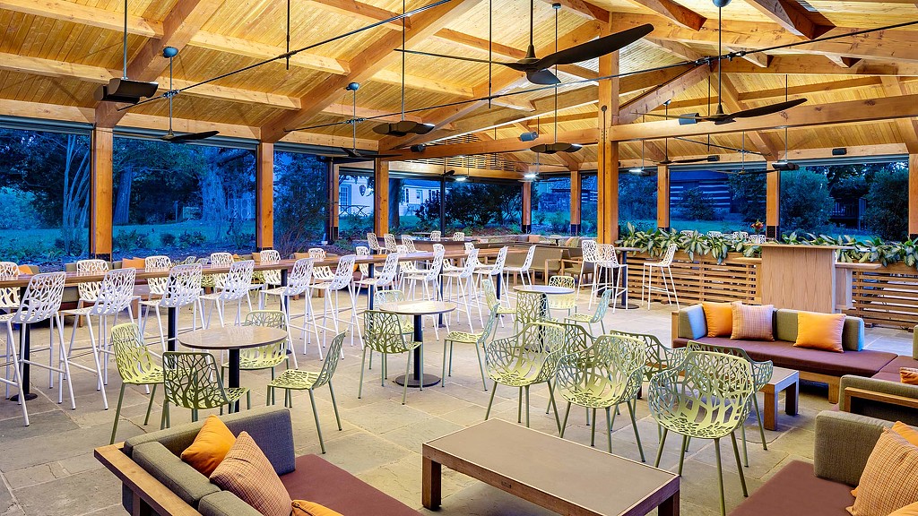 Wolf Tra tent structure in the evening with tables and chairs