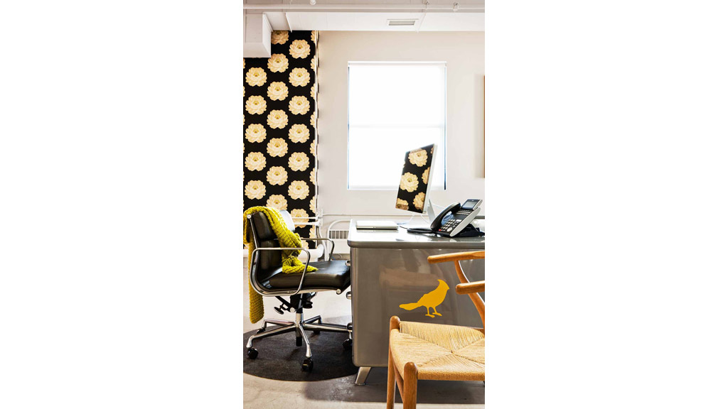 A room with a desk and chairs.