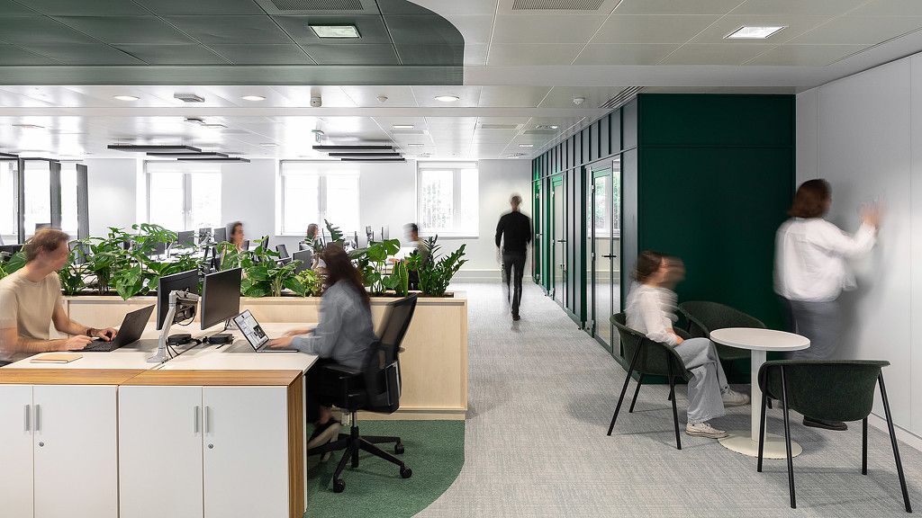 Employees working in Korn Ferry Paris office