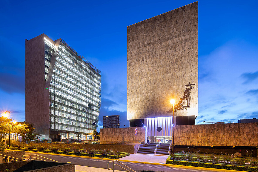 Torre Judicial in the evening