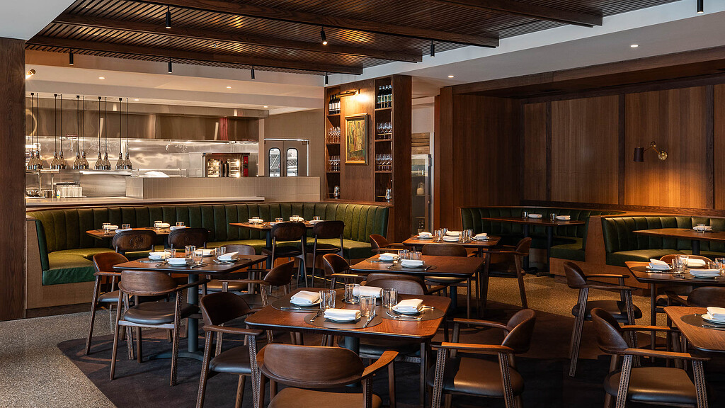 Bar Bludorn interior dining tables