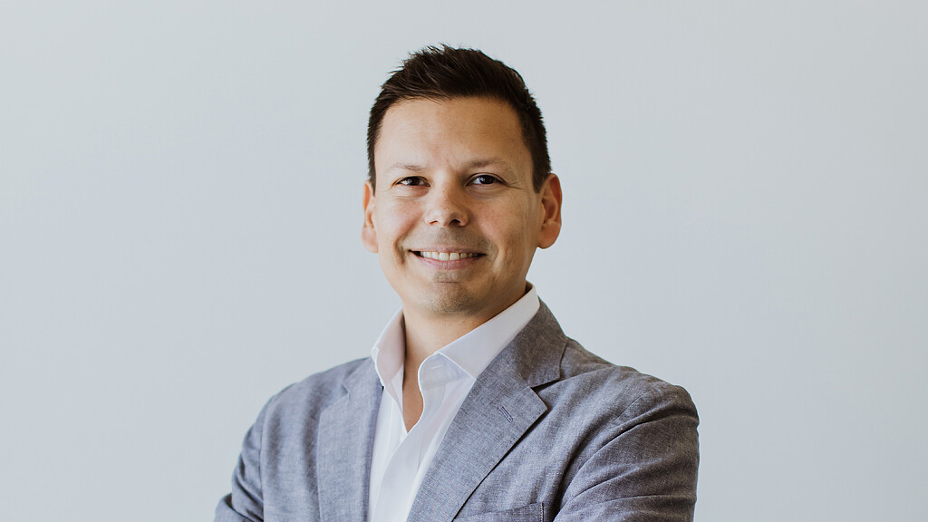 Alejandro Guerrero headshot