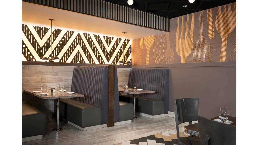 A room with chairs and tables.