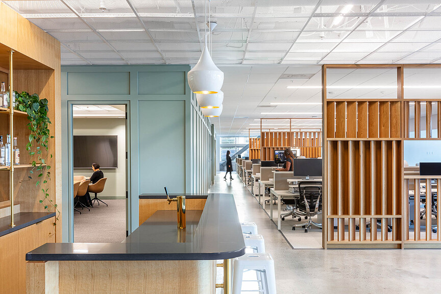 A room with a desk and chairs.