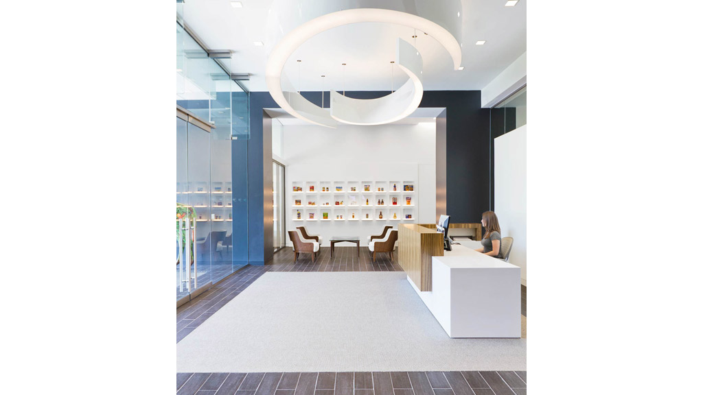 A room with a large white ceiling and a large round white ceiling.