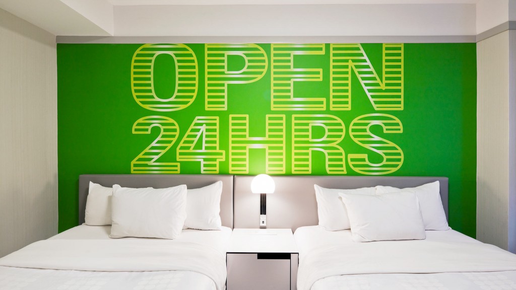 A couple of beds in a room.