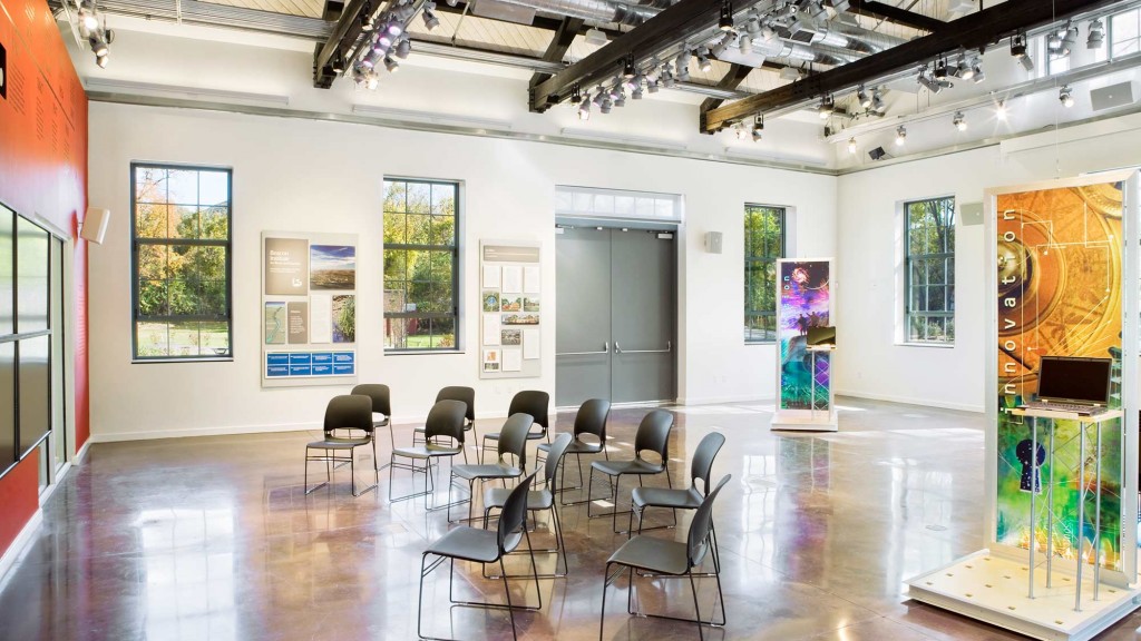 A room with chairs and tables.