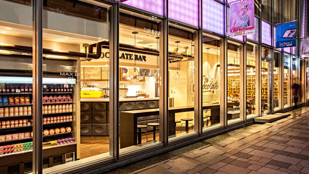 A store front with glass windows.