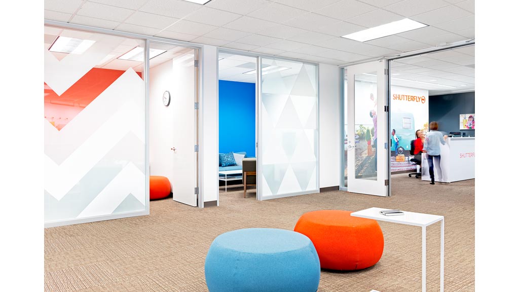 A room with a few people and a table.