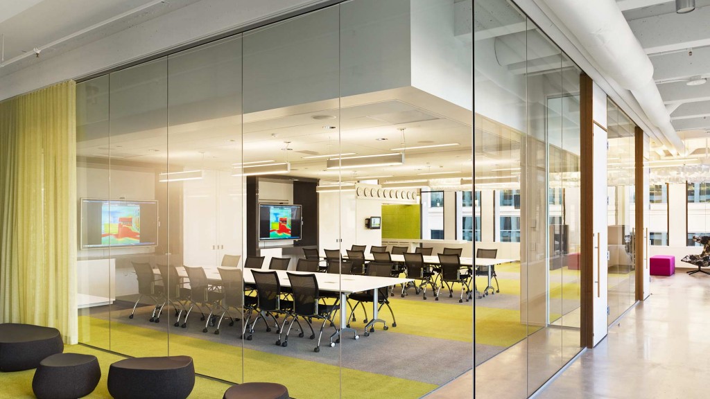 A room with chairs and tables.