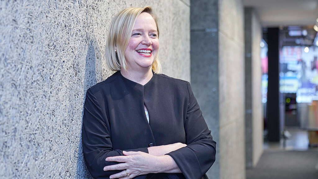 A person with the arms crossed.