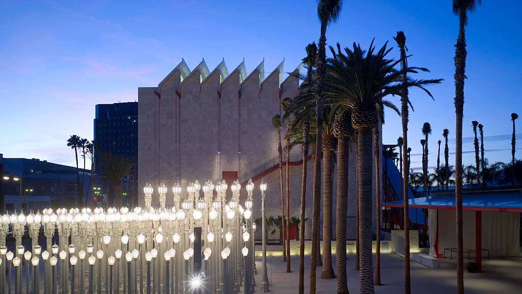 A fountain with water shooting up.