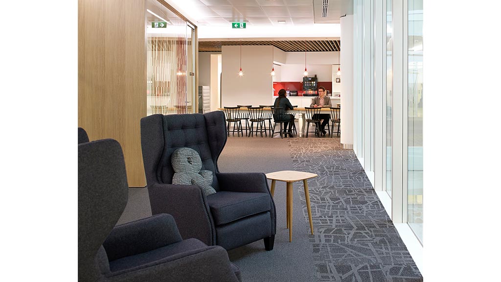 A room with chairs and tables.