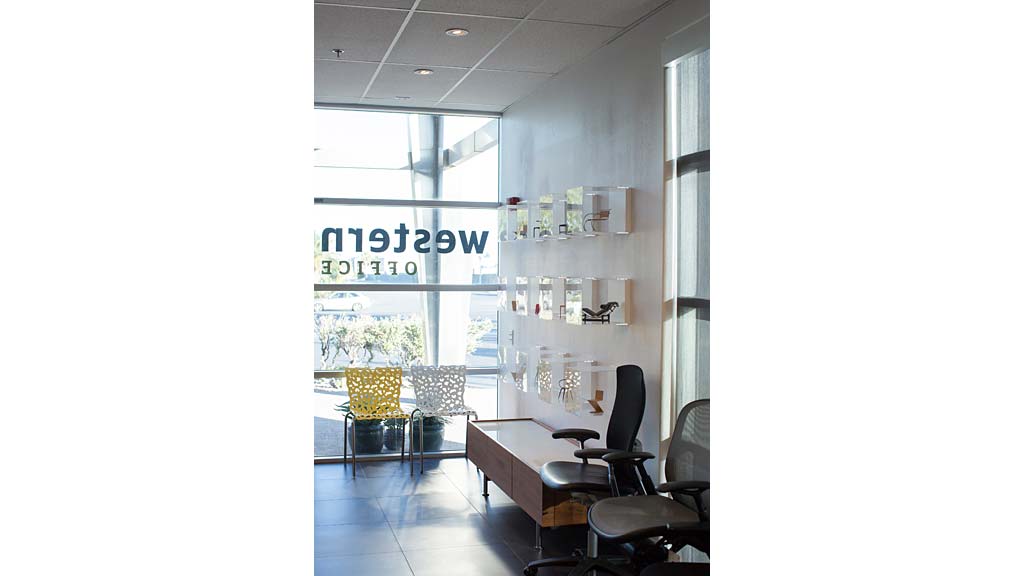 A room with a desk and chairs.