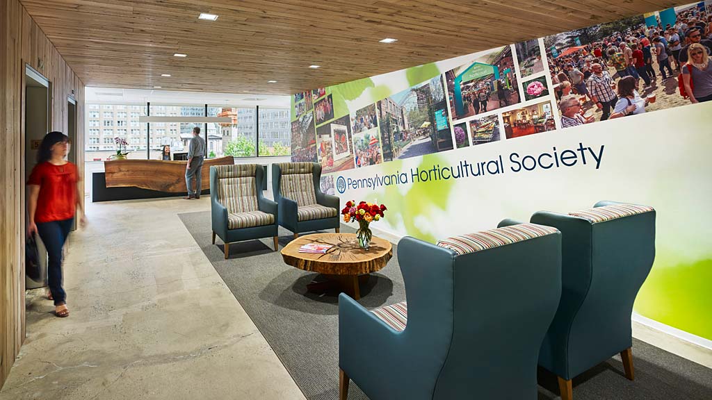 A room with chairs and tables.