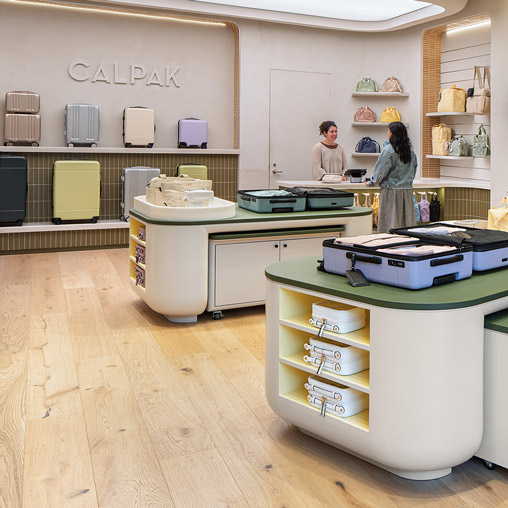 A woman and a man in a laboratory.