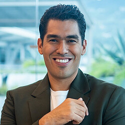 Mauricio Valenzuela headshot