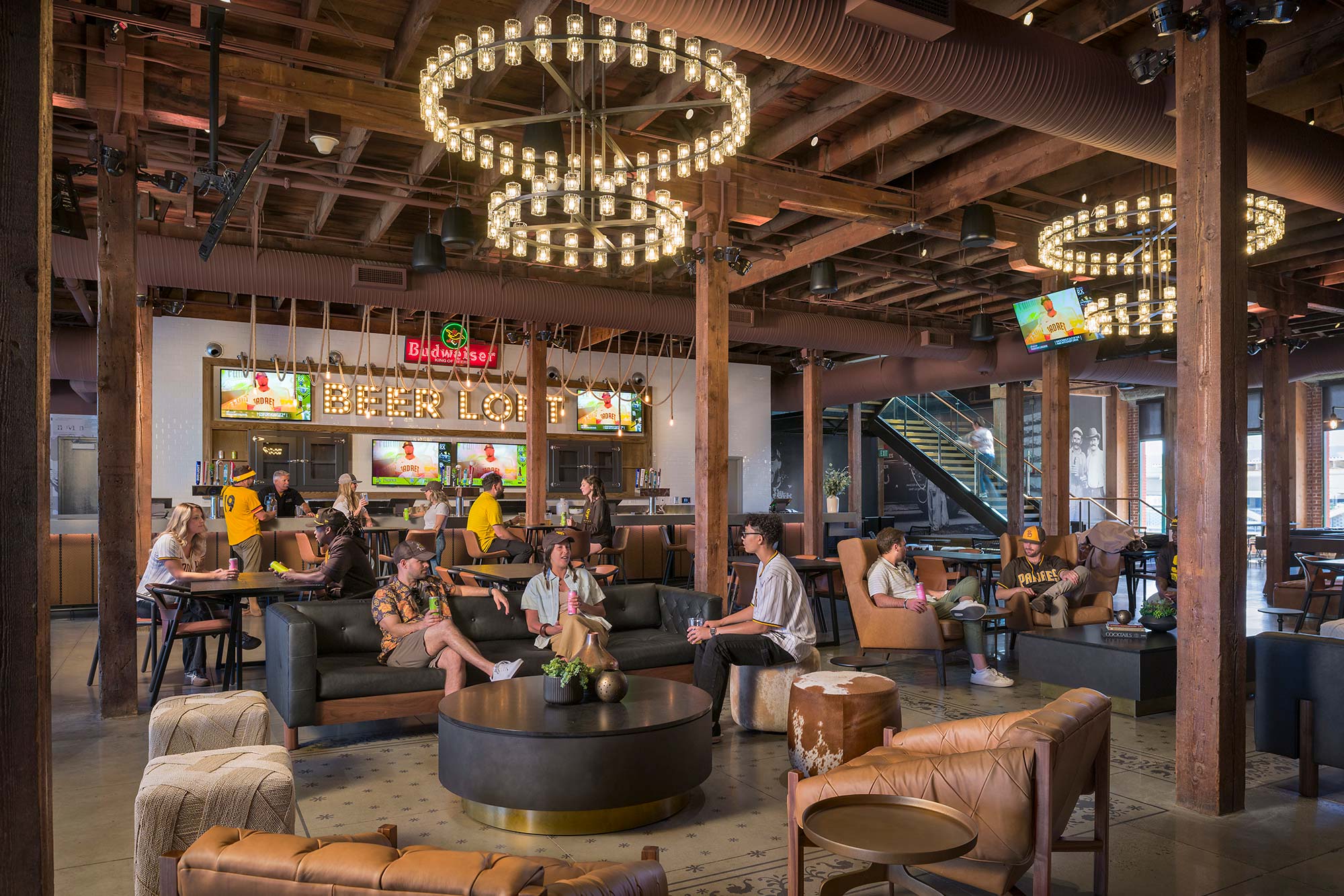 A group of people sitting in a bar.
