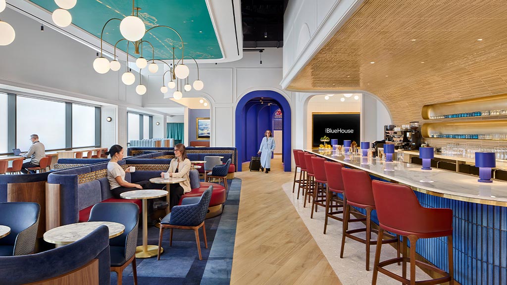 A restaurant with tables and chairs.
