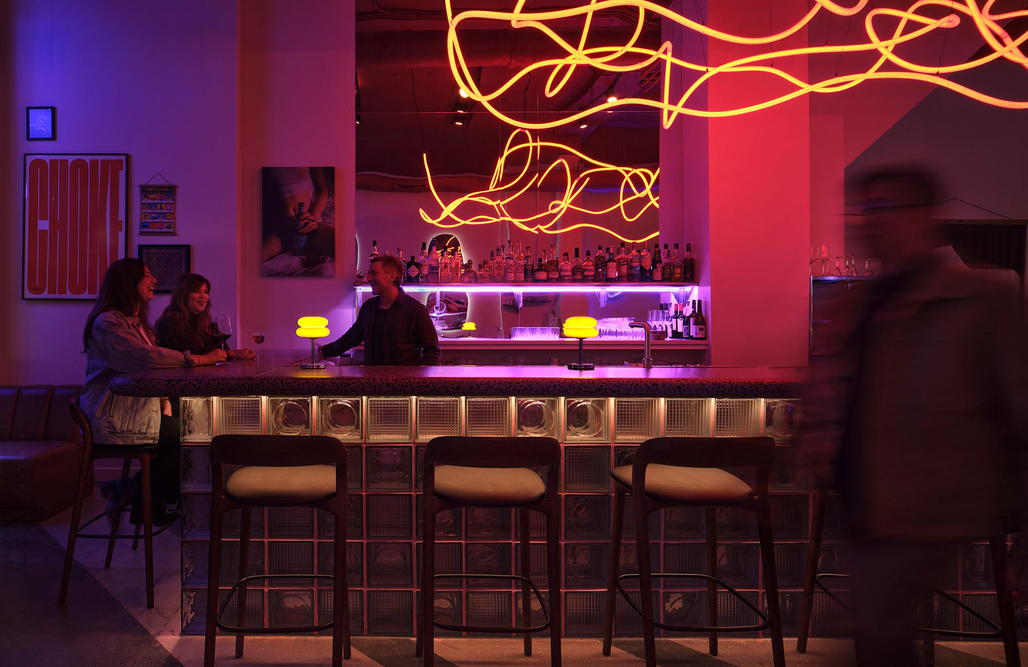 A group of people sitting at a bar.