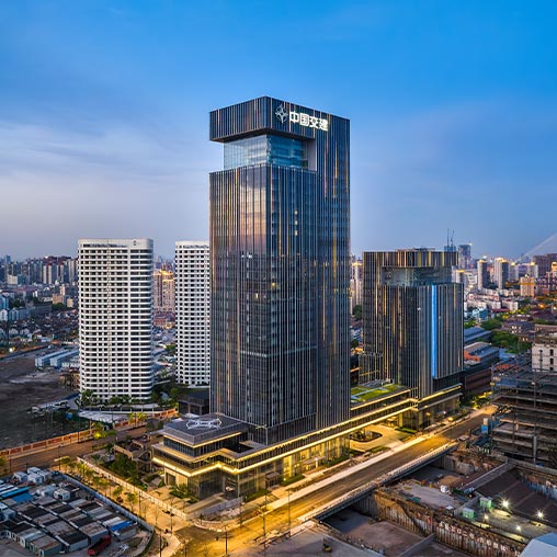 A high rise building in a city.