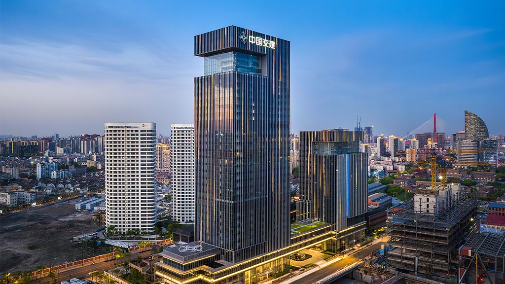 A high rise building in a city.